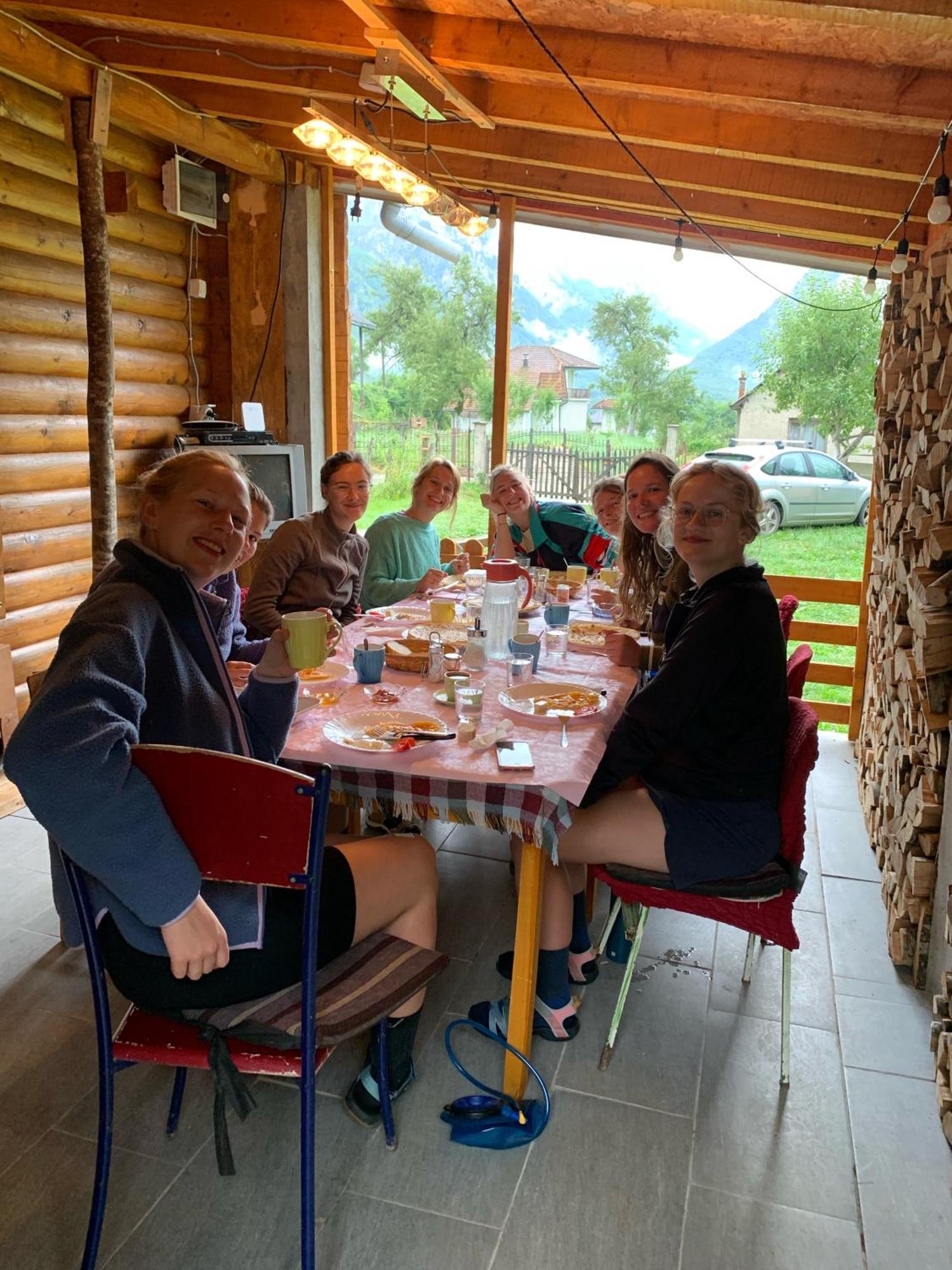 Guest House Ulaj Vuthaj Εξωτερικό φωτογραφία
